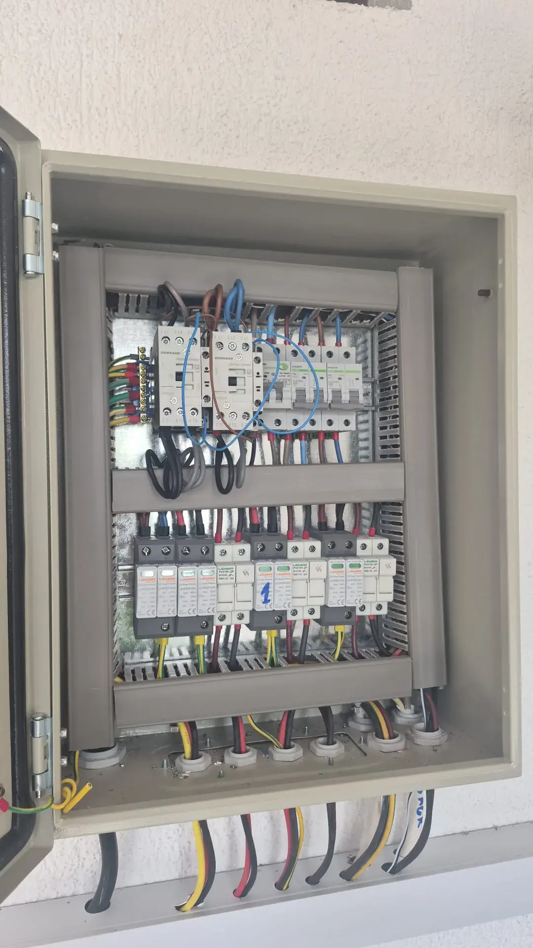 Acoperiș cu panouri fotovoltaice